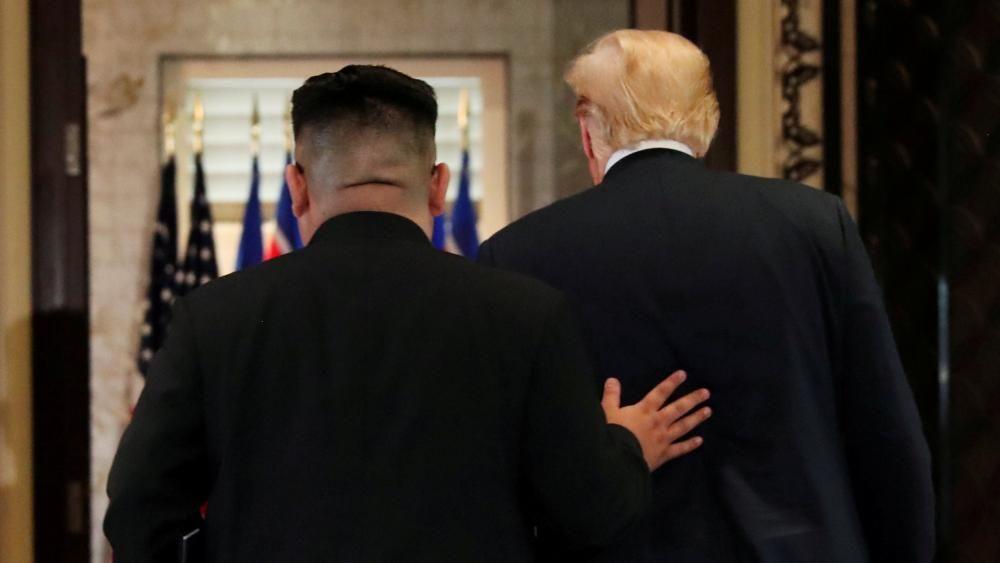 Diplomatija ili pozorište: Zašto Tramp i Kim Džong Un pokušavaju da održe dobre odnose 1 Kim Džong Un i Donald Tramp su se prethodno sastali 2019. godine, kim i tramp slikani s leđa