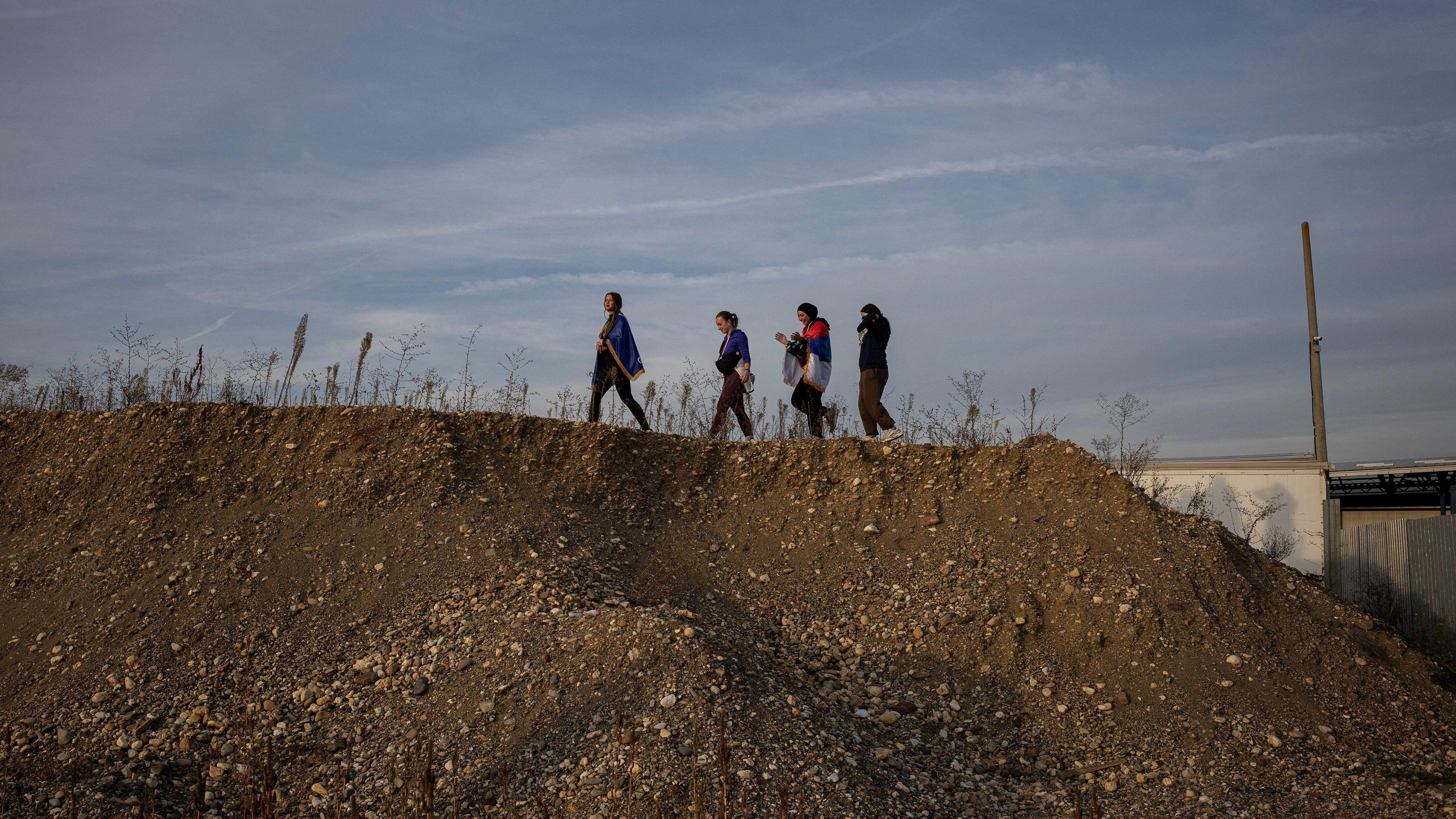 Suze i baklje: Doček novopazarskih studenata u Čačku - u fotografijama 2 Studenti iz Novog Pazara nedaleko od Čačka