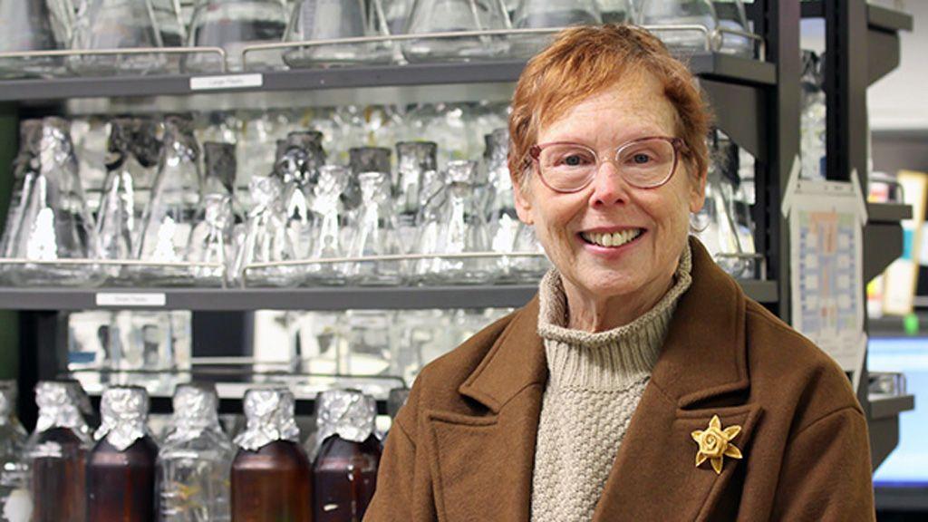 Nova nada: Ove vakcine bi mogle da zaustave rak dojke 4 Fotografija doktorke Nore Disis u laboratoriji. Ima kratku crvenu kosu i nosi naočare sa crvenim okvirom, džemper bež boje i kaput boje braon boje. Iza nje su metalne police sa staklenim bocama.