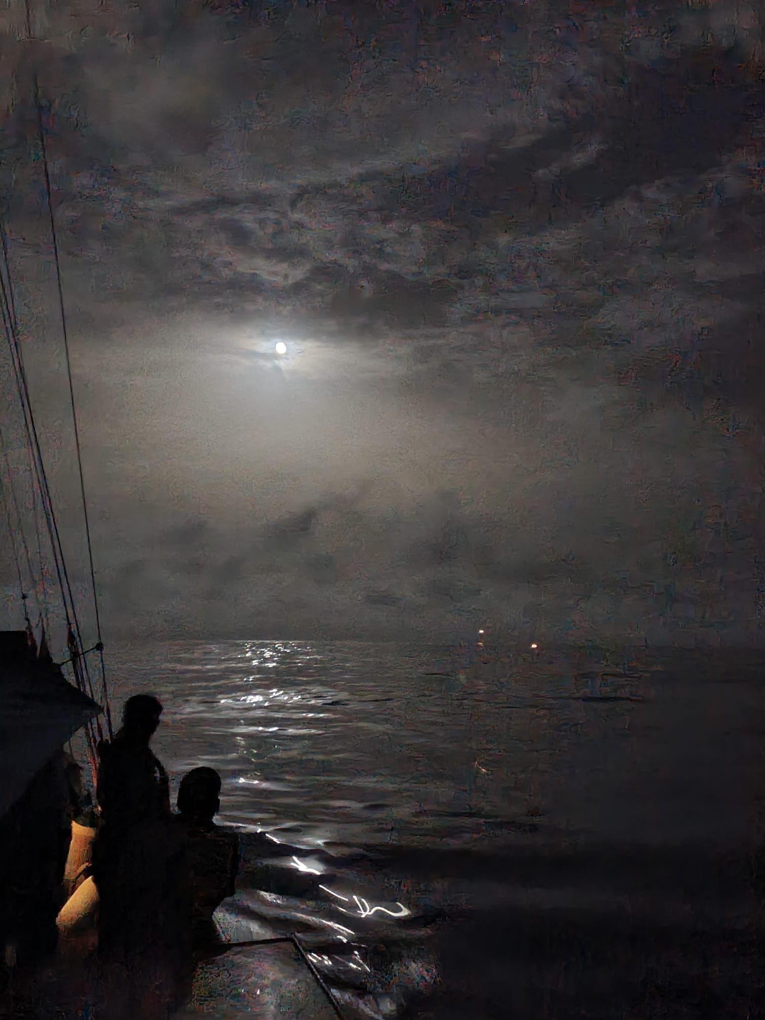 Pučina Sredozemnog mora južno od grčkog ostrva Krit i napada dronova u daljini