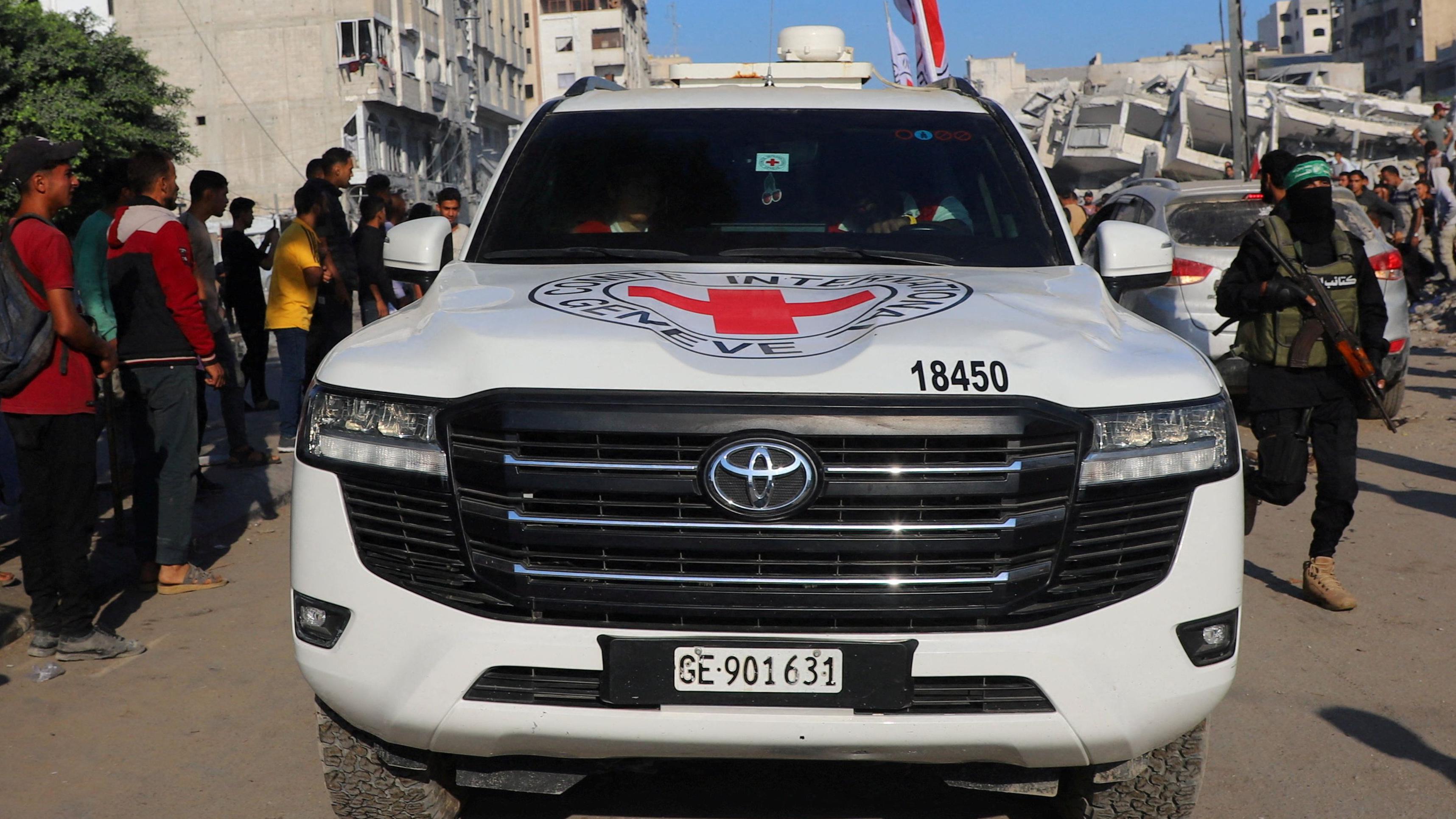 Hamas oslobodio 20 živih talaca u Gazi, Tramp prvo u Izraelu, potom u Egiptu 3 Vozilo Crvenog krsta dovozi taoce