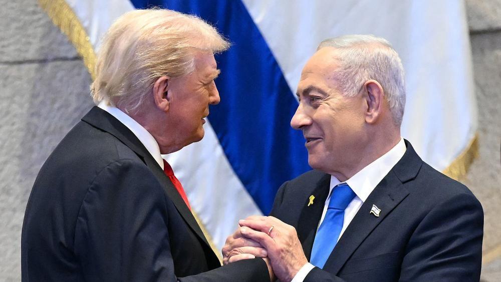 Osmesi, blicevi, zlatna ogrlica i Tramp u centru pažnje: Sviće li 'istorijska zora" na Bliskom istoku 3 US President Donald Trump is embraced by Israeli Prime Minister Benjamin Netanyahu in Israel's Knesset