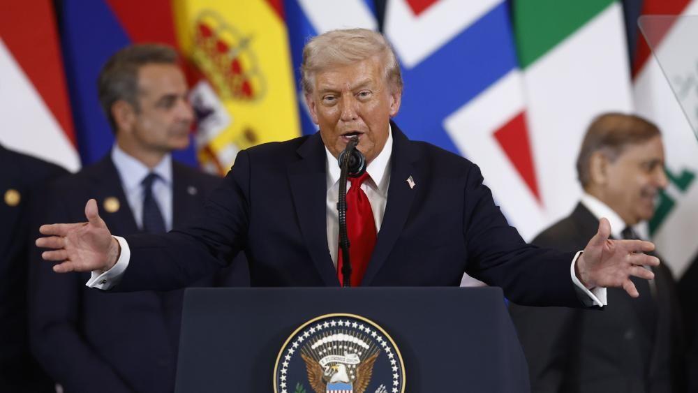 Tramp je zaslužan za prekid vatre u Gazi, ali put ka miru je daleko 1 US President Donald Trump, standing at podium, delivering a speech at a summit in Sharm El-Sheikh, Egypt.