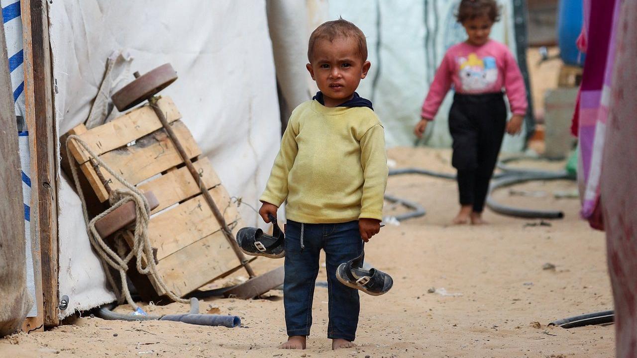 Mirovni plan za Gazu: Počeli indirektni pregovori Izraela i Hamasa u Egiptu 1 Palestinsko dete stoji između šatora u kampu za raseljene u severnom delu Pojasa Gaze