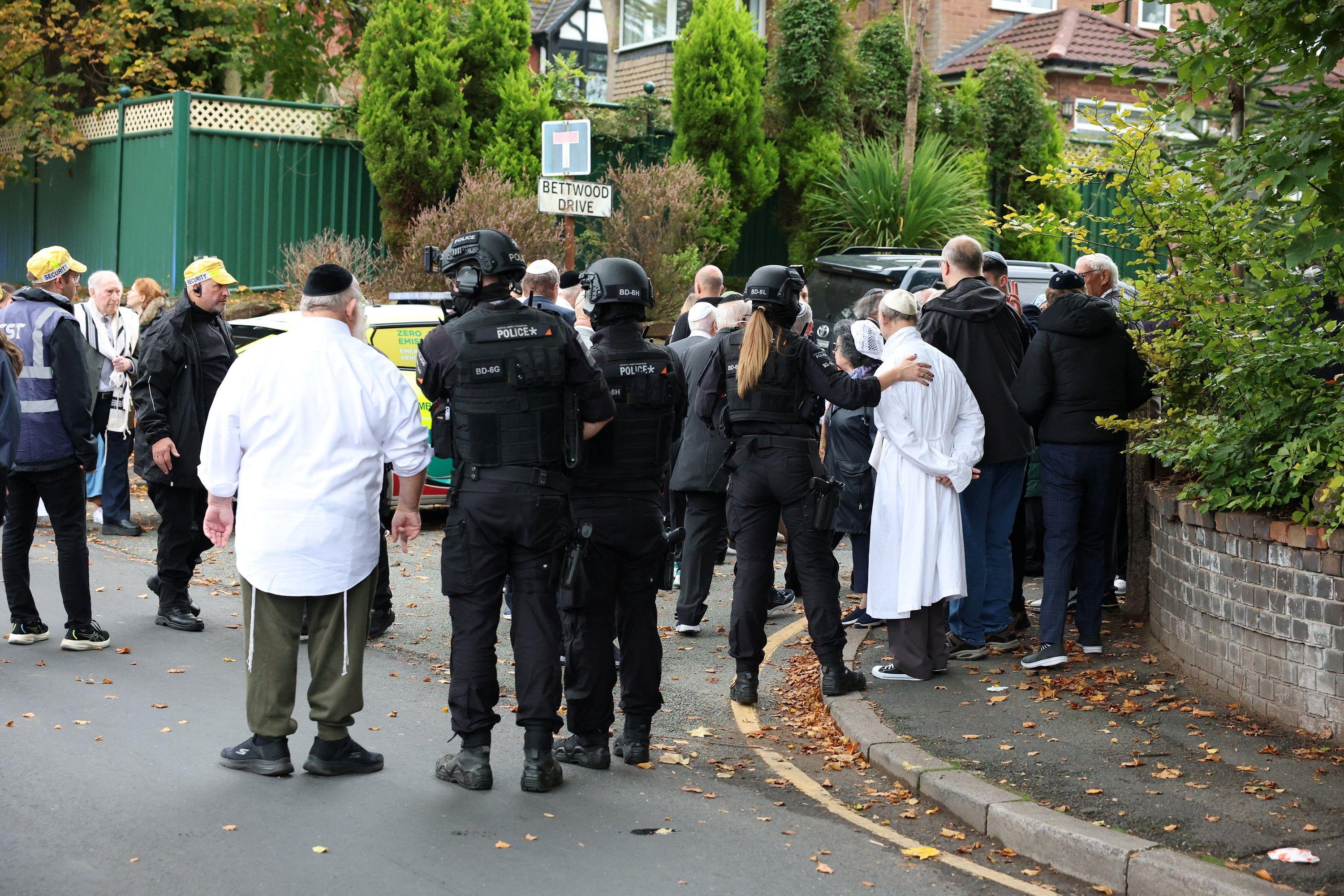napad u mančesteru, ljudi okupljeni ispred mesta napada kod sinagoge u mančesteru