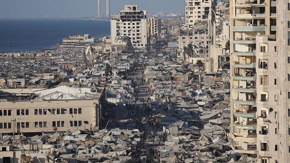 Raseljenja u Gazi 'neuporediva sa bilo čim decenijama unazad' 1 Deo grada Gaze prepun šatora i oštećenim zgradama sa obe strane puta