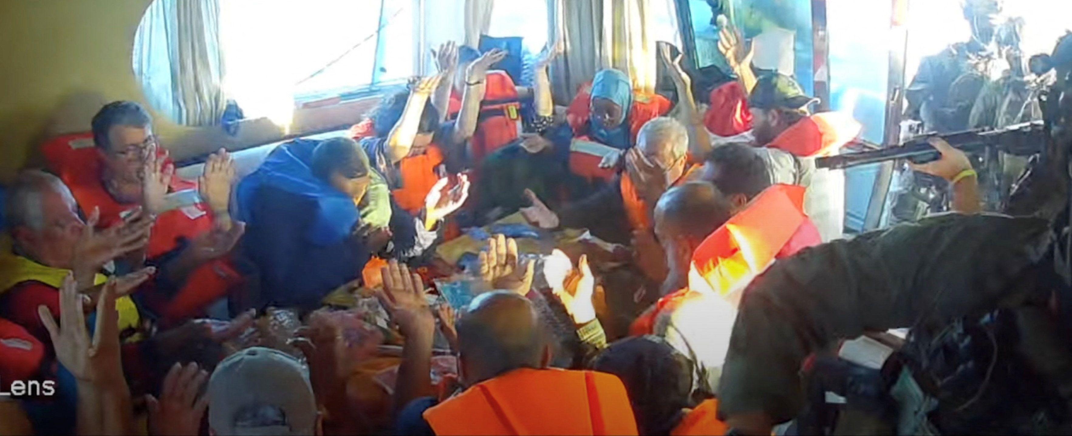 Presretnuta propalestinska flotila ka Gazi, Izrael deportuje stotine 13 izraelski vojnici na brodovima Globalne Sumud flotile