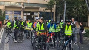 Grupa niških biciklista koja je jutros krenula na četvorodnevnu biciklističku turu do Novog Sada, gde će 1. novembra biti održan komemorativni skup u znak sećanja na 16 nastradalih u padu nadstrešnice železničke stanice, stigla je u Paraćin i time završila prvi dan ture. Biciklistima su u Paraćinu, gde će prenoćiti, građani priredili doček, a tokom puta dugog više od 300 kilometara, proći će i kroz ;Jagodinu, Lapovo, Veliku Planu, Smederevo, Bavanište, Pančevo, Beograd i Novi Sad.