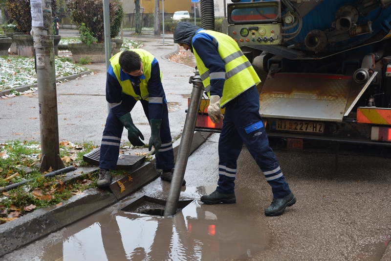JKP Naissus Niški vodovod traži drugo poskupljenje za šest meseci, a troši 10 miliona evra na plate 700 zaposlenih: Šta kažu u "najpartijskijem" preduzeću? 7