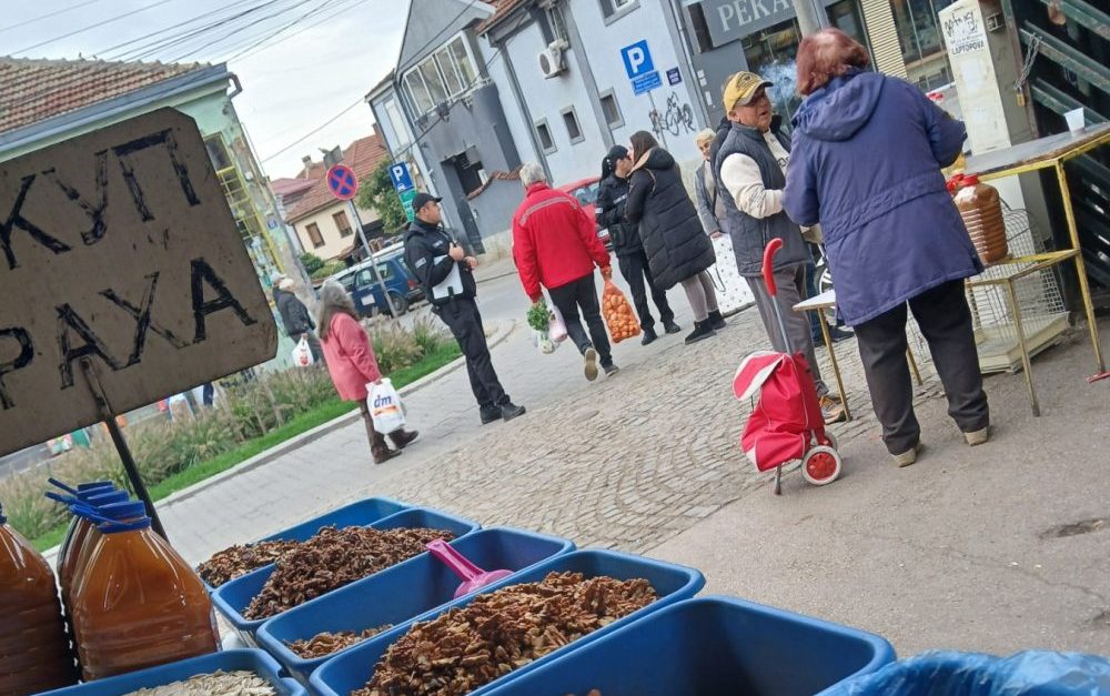 Zašto komunalna milicija stalno kažnjava prodavce na centralnoj niškoj pijaci kod Tvrđave? 5