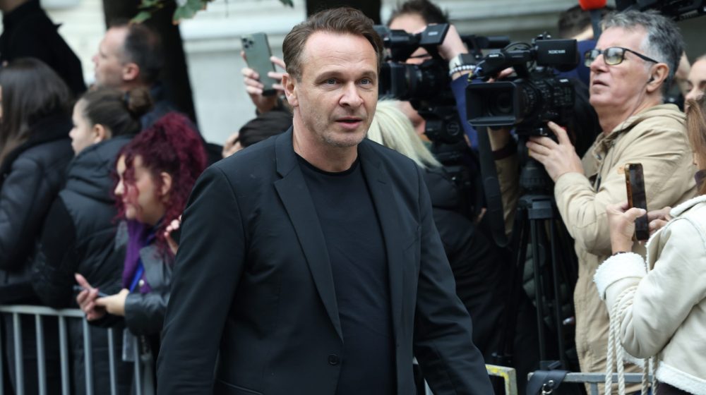 Ko je Enis Bešlagić, glumac koji je pokrenuo inicijativu „Srcem za Halida“ 1