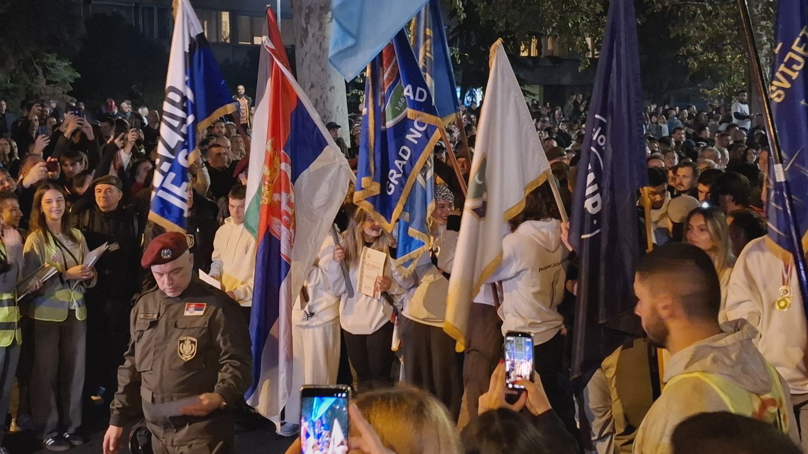 Doček kroz fotografije: Novosađani dočekuju studente i građane iz svih krajeva Srbije povodom godišnjice od pada nadstrešnice 8