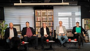 Državni dug prema poljoprivrednicima, monopol i kriminal na tržištu, cene goriva i fiktivna gazdinstva samo su neki od problema sa kojima se poljoprivrednici suočavaju i čije rešavanje ističu u svojim zahtevima.