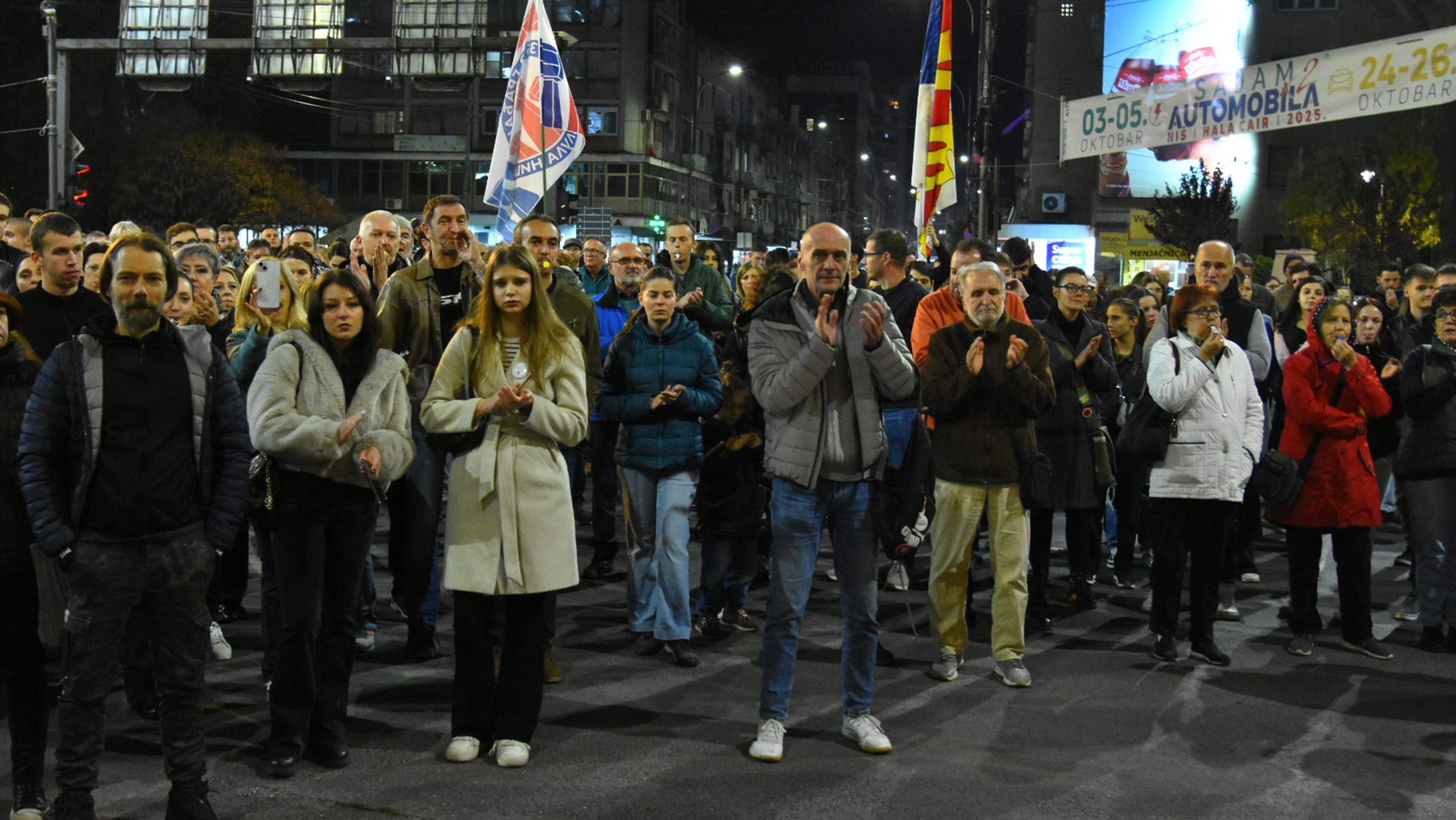 "Idem preko zemlje Srbije": Suze, vatromet, baklje i crveni tepih za studente koji su prešli peške više od 300 kilometara (VIDEO, FOTO) 4 "Idem preko zemlje Srbije": Suze, vatromet, baklje i crveni tepih za studente koji su prešli peške više od 300 kilometara (VIDEO, FOTO) 4