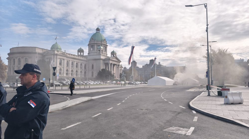 AFP: U Beogradu jedna osoba povređena u pucnjavi u provladinom kampu 1