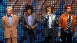 Preterivanja u rokenrol načinu života otežavaju da se sve iz karijere zapamti sa jasnim detaljima, što možda objašnjava zašto pesma Rolingstonsa, koja je zauzela prvo mesto na top listama u jesen 1973. godine, ima više različitih priča o svom nastanku – i većina njih međusobno protivreči.