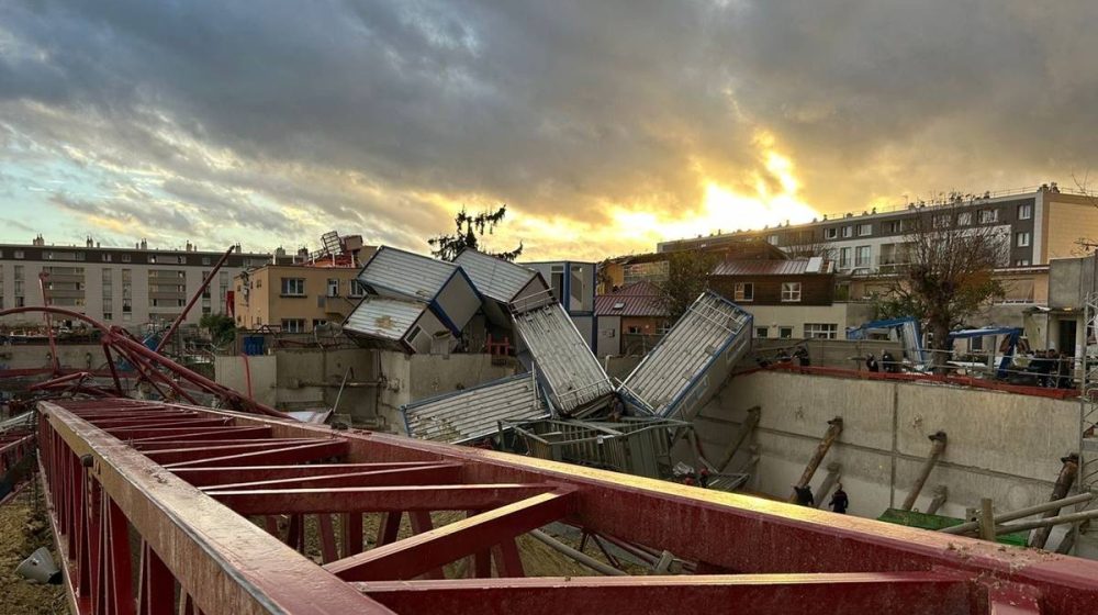 Jak vetar obarao dizalice i odnosio krovove nadomak Pariza, jedna osoba poginula (VIDEO) 1