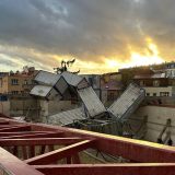 Jak vetar obarao dizalice i odnosio krovove nadomak Pariza, jedna osoba poginula (VIDEO) 1