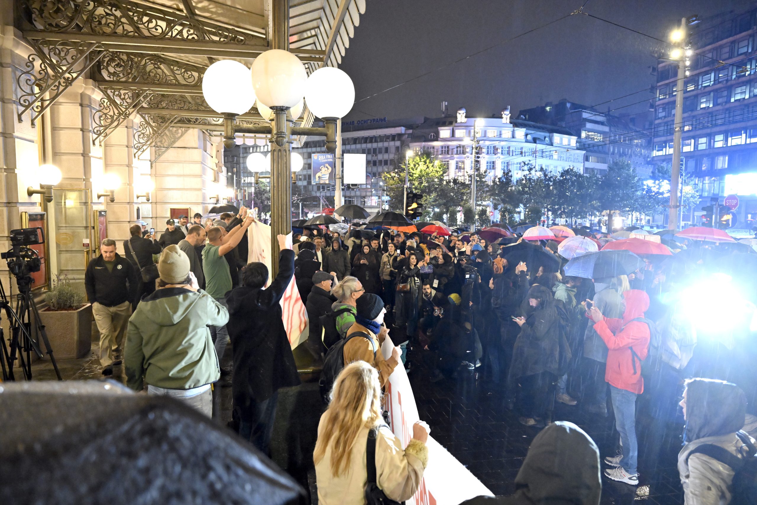 Održan protest kod Narodnog pozorišta: Glumci traže smene ministra kulture, upravnog odbora i uprave nacionalnog teatra (FOTO, VIDEO) 4