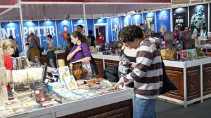 Sajam deluje okrnjeno bez Klia, Arhipelaga i Geopotike // Gužva je manja nego ranijih godina // Razgovor sa Dragom Hedlom deluje na sagovornika kao melem // Vlatka je oko groba u Aleji velikana okupila najbliže Vavine prijatelje // Prepodnevna prividna gužva jer je mnogo školaraca // Glavne nagrade pripale su privilegovanim izdavačima koji dobijaju velike državne subvencije