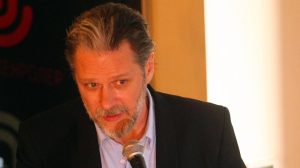 Dragan Mićanović je glumac koji, kad nije na bini ili filmskom setu, ne ćuti, već aktivno učestvuje u svakodnevnim borbama za bolje sutra.