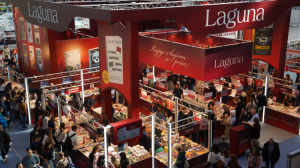 Izdavačko preduzeća Laguna i Delfi knjižare saopštili su danas da su izdavači i izlagači na Sajmu knjiga, koji su odlučili da ne rade 1. novembra, dobili dopis od Beogradskog sajma i upozorenje da će takva odluka proizvesti finansijske sankcije za svakog izdavača pojedinačno.