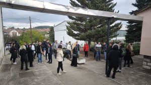 Profesori srednje škole "Nikola Tesla" iz Boljevca danas su izašli na ulicu, a na jednočasovni štrajk upozorenja odlučili su se da bi odbranili kolektiv, jer je naredbom ministra prosvete na mesto vršioca dužnosti direktora postavljen Mirko Milivojević, čovek koji je smenjen sa mesta direktora osnovne škole zbog mobinga.