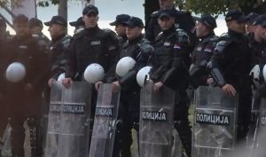 U Smederevu se na Dan oslobođenja ovog grada u Drugom svetskom ratu, održava narodni skup zbog nelegalnog transporta gasa kroz centar grada. Organizatori su ranije najavili da će sprovesti akciju uklanjanja ilegalne pruge čije korišćenje, kako su naveli, "ugrožava živote stanovnika ovog mesta". Na protestu je došlo do guranja između građana i policijskog kordona.