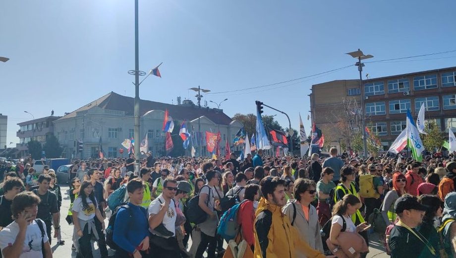 Srbija dočekana u Novom Sadu: Novosadski studenti kolegama sa drugih univerziteta dali ključeve grada, položeni venci za nastradale (FOTO, VIDEO) 18 Srbija dočekana u Novom Sadu: Novosadski studenti kolegama sa drugih univerziteta dali ključeve grada, položeni venci za nastradale (FOTO, VIDEO) 17