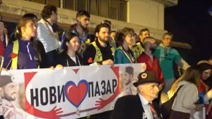 Studenti koji su krenuli pre osam dana iz Novog Pazara kako bi 1. novembra bili u Novom Sadu, stigli su u Kosjerić gde su ih dočekali meštani uz vatromet.