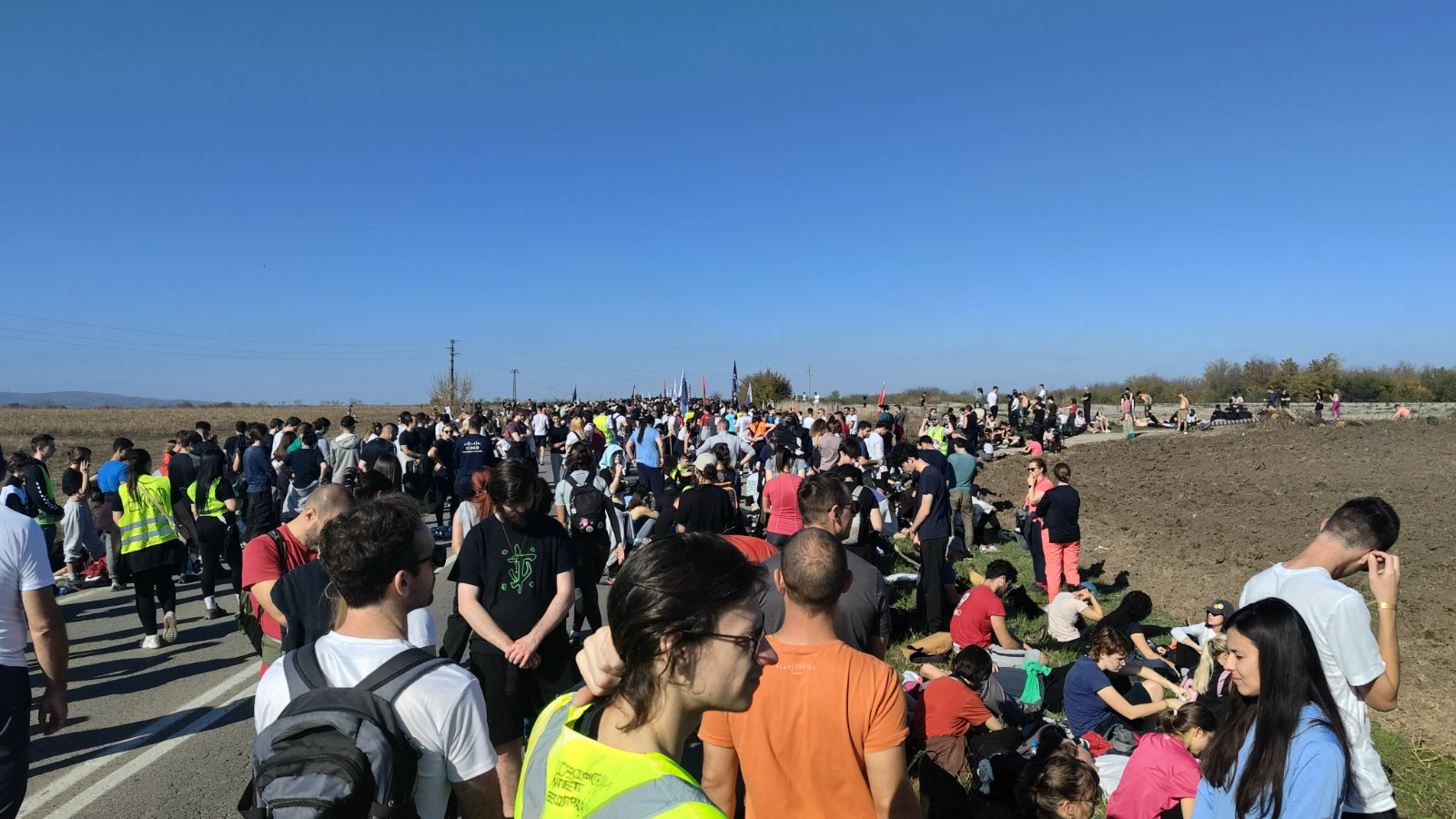 Srbija dočekana u Novom Sadu: Novosadski studenti kolegama sa drugih univerziteta dali ključeve grada, položeni venci za nastradale (FOTO, VIDEO) 17 Srbija dočekana u Novom Sadu: Novosadski studenti kolegama sa drugih univerziteta dali ključeve grada, položeni venci za nastradale (FOTO, VIDEO) 16