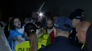 Ministarstvo unutrašnjih poslova Srbije saopštilo je večeras da je policija iz Kosjerića oko 19:05 zaustavila i pregledala vozilo kojim je upravljao Z. M. (1974), u pratnji studenata iz Novog Pazara, a zbog biber spreja i teleskopske palice protiv njega će biti podneta prekršajna prijava.