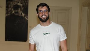 Današnjoj protestnoj šetnji koja je krenula iz Beograda, a čija se ruta proteže do Novog Sada gde će u subotu biti obeležena godišnjica od tragedije na Železničkoj stanici u kojoj je stradalo 16 ljudi, pobunjenim studentima i građanima pridružili su se i umetnici iz sveta filma i pozorišta. Uz studente su danas na ulicama i glumci Dragan Gagi Jovanović, Aleksej Bjelogrlić, glumica Kristina Jovanović, glumac Strahinja Blažić, Nenad Hadži Maričić, Nebojša Đorđević i Stevan Piale.