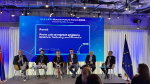 Otvaranje EIT Community Hub-a u Srbiji predstavlja veliki korak u u integraciji Srbije u evropsku mrežu inovacija, mogućnosti za nova radna mesta i nove prilike da naša naučna i preduzetnička zajednica realizuju svoje ideje, poručili su govornici na panelu ,,Od laboratorije do tržišta - spajanje nauke i privrede".