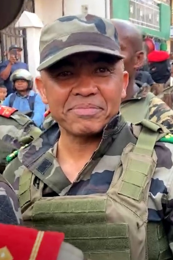 Ko je Majkl Randrijanirina, koji je preuzeo poziciju predsednika Madagaskara? 2 Ko je Majkl Randrijanirina, koji je preuzeo poziciju predsednika Madagaskara? 1