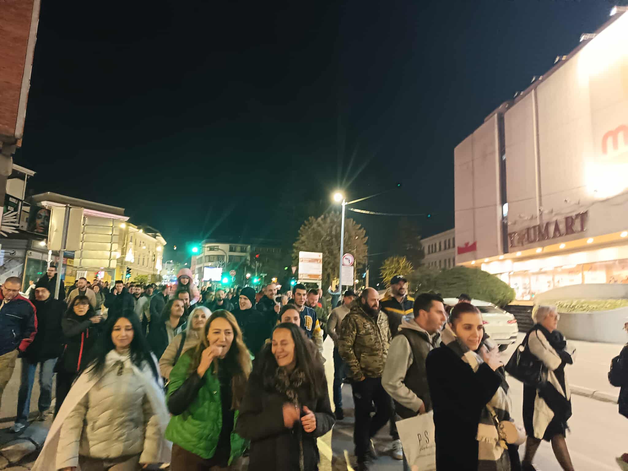 Protest u Užicu: Građani pružili podršku aktivisti čiju je radnju zatvorila poreska inspekcija 1