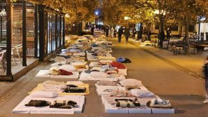 U Inđiji spremni kreveti za studente: Oko 2.500 studenata spavaće napolju 1