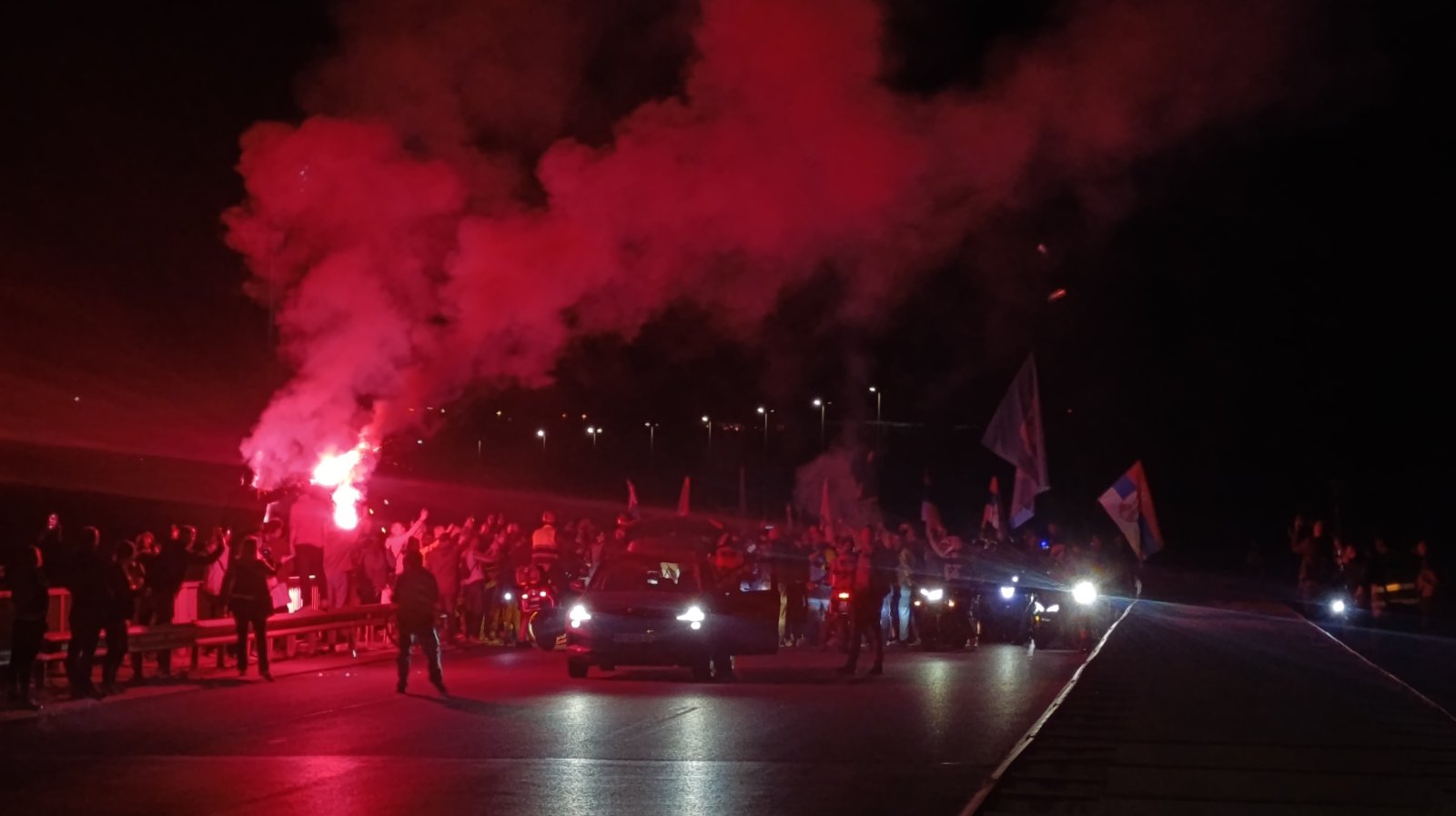 Srbija dočekana u Novom Sadu: Novosadski studenti kolegama sa drugih univerziteta dali ključeve grada, položeni venci za nastradale (FOTO, VIDEO) 13 Srbija dočekana u Novom Sadu: Novosadski studenti kolegama sa drugih univerziteta dali ključeve grada, položeni venci za nastradale (FOTO, VIDEO) 13