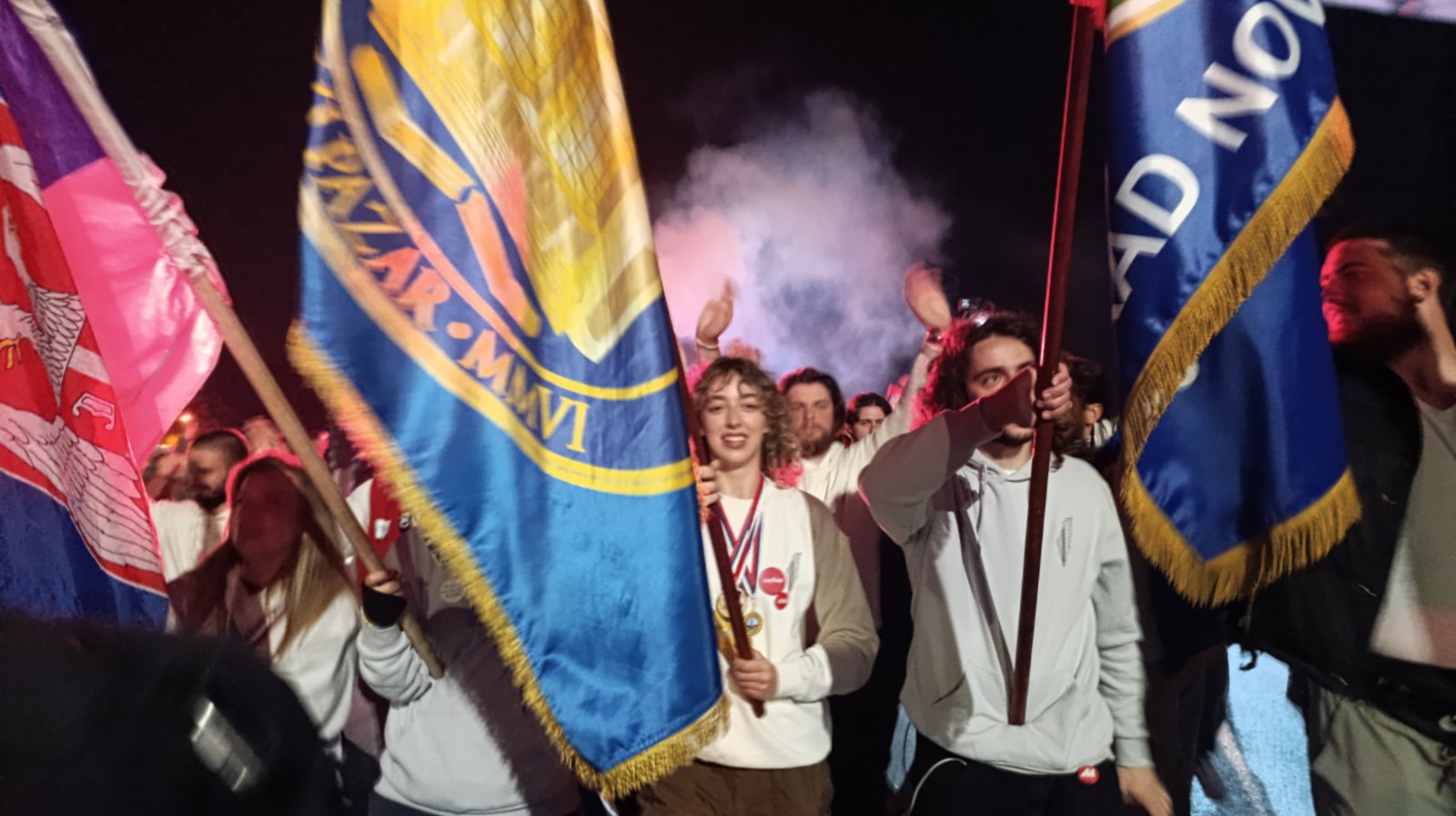 Srbija dočekana u Novom Sadu: Novosadski studenti kolegama sa drugih univerziteta dali ključeve grada, položeni venci za nastradale (FOTO, VIDEO) 12 Srbija dočekana u Novom Sadu: Novosadski studenti kolegama sa drugih univerziteta dali ključeve grada, položeni venci za nastradale (FOTO, VIDEO) 12