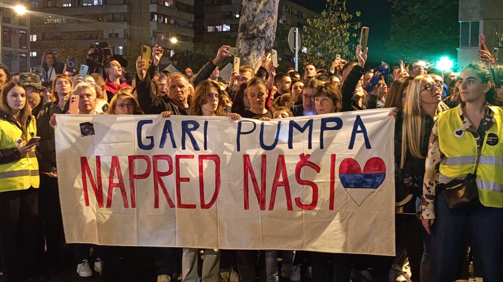 Srbija dočekana u Novom Sadu: Novosadski studenti kolegama sa drugih univerziteta dali ključeve grada, položeni venci za nastradale (FOTO, VIDEO) 11 Srbija dočekana u Novom Sadu: Novosadski studenti kolegama sa drugih univerziteta dali ključeve grada, položeni venci za nastradale (FOTO, VIDEO) 11