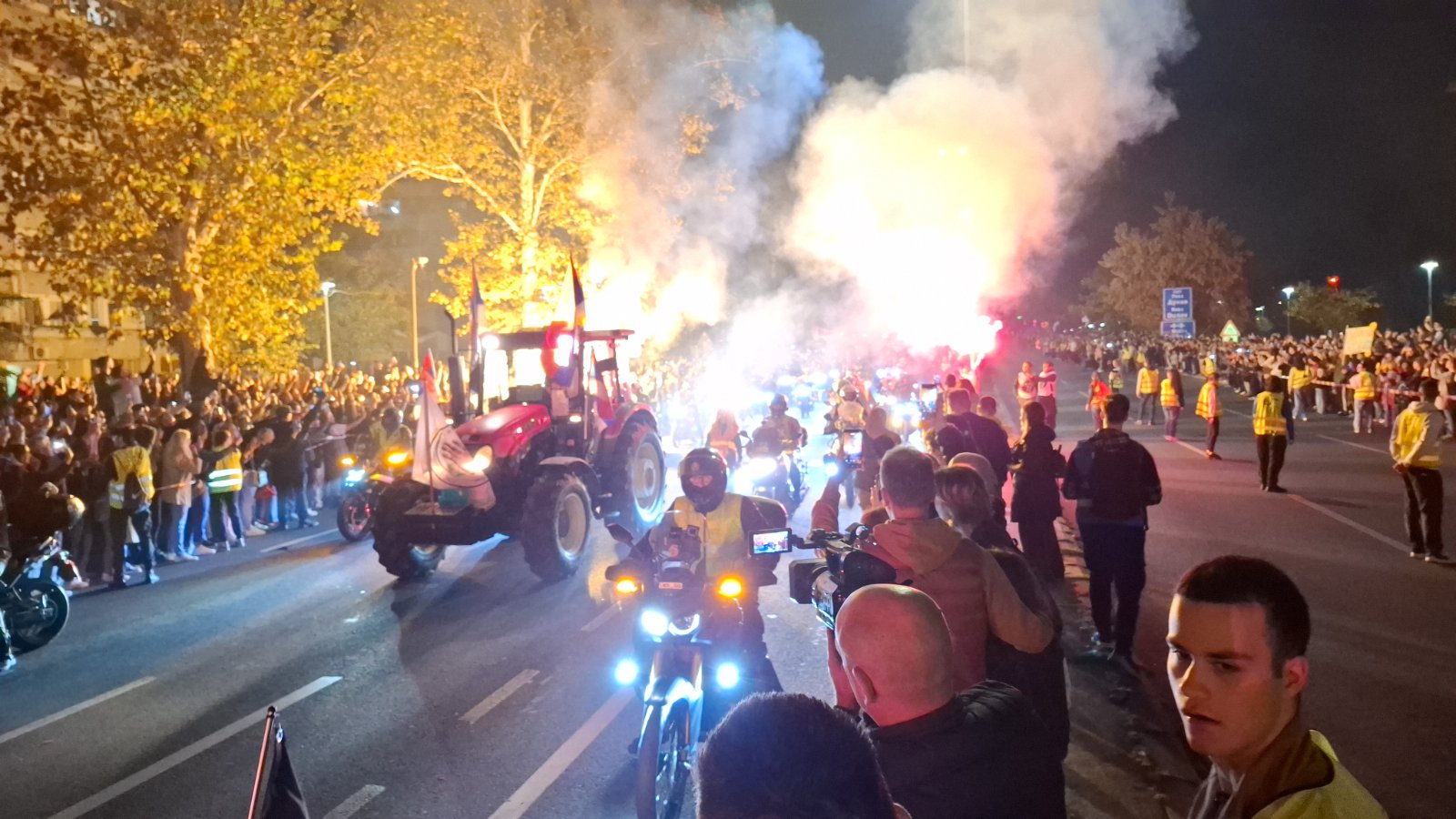 Srbija dočekana u Novom Sadu: Novosadski studenti kolegama sa drugih univerziteta dali ključeve grada, položeni venci za nastradale (FOTO, VIDEO) 10 Srbija dočekana u Novom Sadu: Novosadski studenti kolegama sa drugih univerziteta dali ključeve grada, položeni venci za nastradale (FOTO, VIDEO) 10