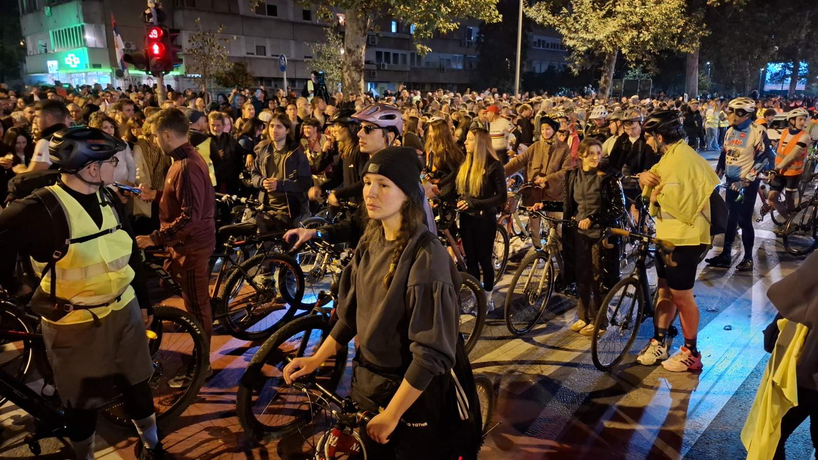 Srbija dočekana u Novom Sadu: Novosadski studenti kolegama sa drugih univerziteta dali ključeve grada, položeni venci za nastradale (FOTO, VIDEO) 9 Srbija dočekana u Novom Sadu: Novosadski studenti kolegama sa drugih univerziteta dali ključeve grada, položeni venci za nastradale (FOTO, VIDEO) 9