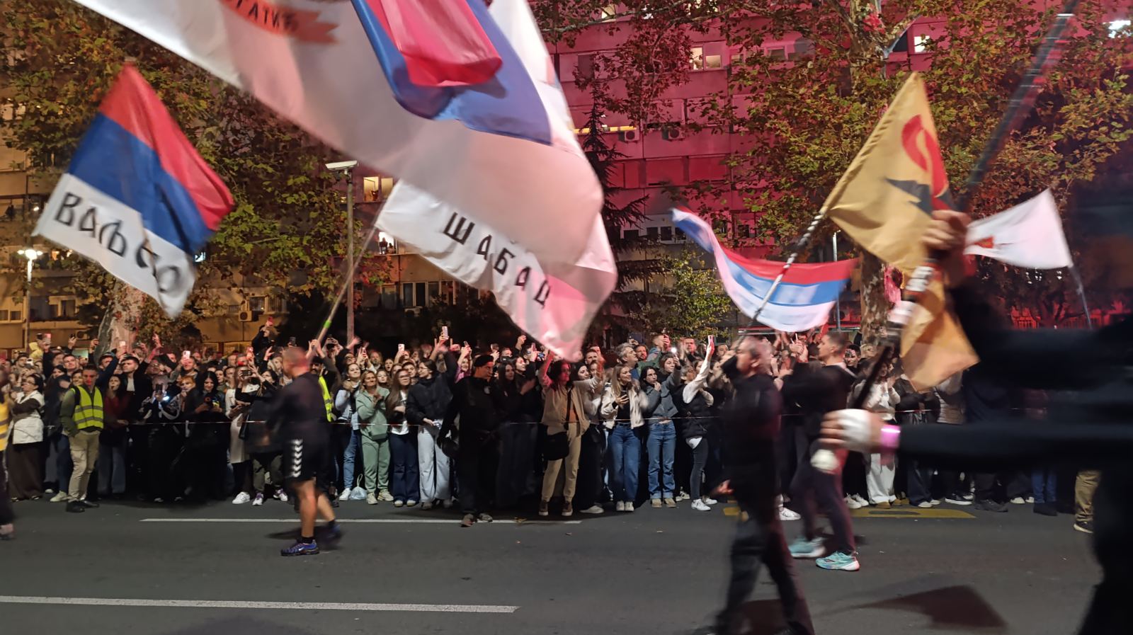 Srbija dočekana u Novom Sadu: Novosadski studenti kolegama sa drugih univerziteta dali ključeve grada, položeni venci za nastradale (FOTO, VIDEO) 8 Srbija dočekana u Novom Sadu: Novosadski studenti kolegama sa drugih univerziteta dali ključeve grada, položeni venci za nastradale (FOTO, VIDEO) 8