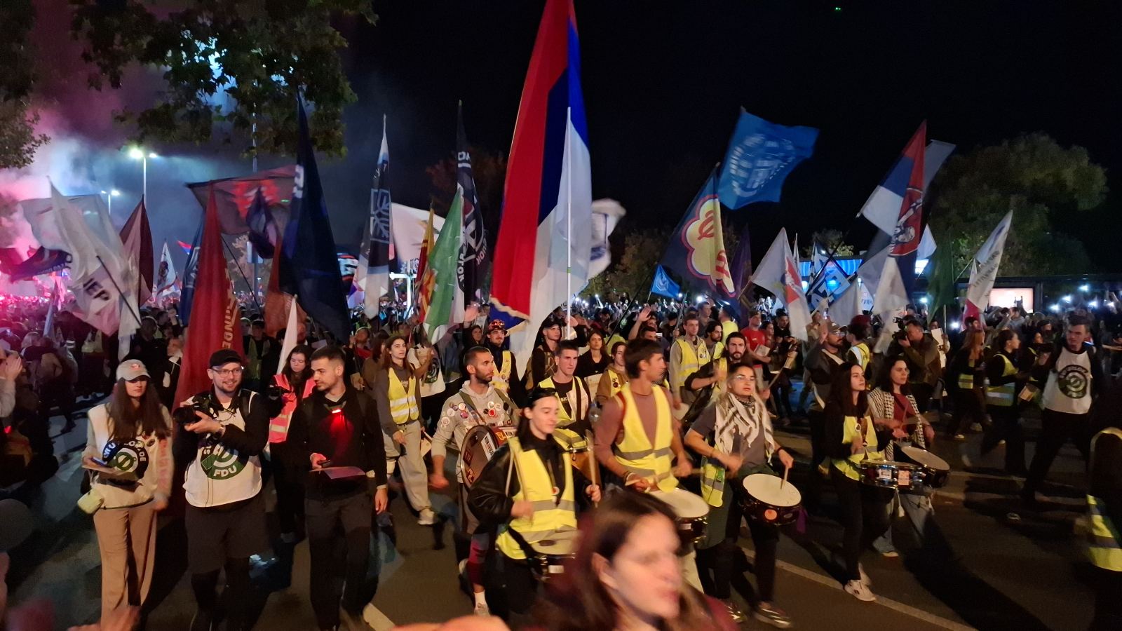 Srbija dočekana u Novom Sadu: Novosadski studenti kolegama sa drugih univerziteta dali ključeve grada, položeni venci za nastradale (FOTO, VIDEO) 4 Srbija dočekana u Novom Sadu: Novosadski studenti kolegama sa drugih univerziteta dali ključeve grada, položeni venci za nastradale (FOTO, VIDEO) 4