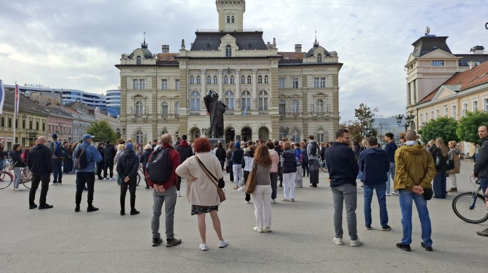 Novosađani obeležili jedanaest meseci od tragedije: Najveći skupovi kod Železničke stanice i na Trgu slobode 1