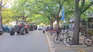 Dvodnevni protest poljoprivrednika nastavlja se danas u Novom Sadu, a najavljeno je da će im se pridružiti i maturanti Medicinske škole "7. april" i Tehničke škole "Mileva Marić Ajnštajn", javlja portal 021.