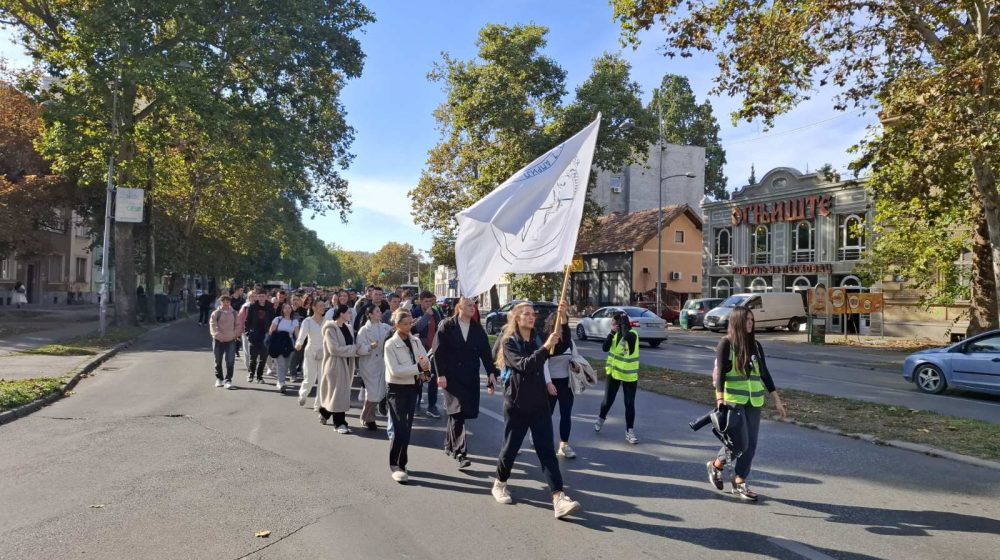 "U ovoj borbi smo zajedno": Maturanti podržali poljoprivrednike na protestu ispred suda u Novom Sadu 1