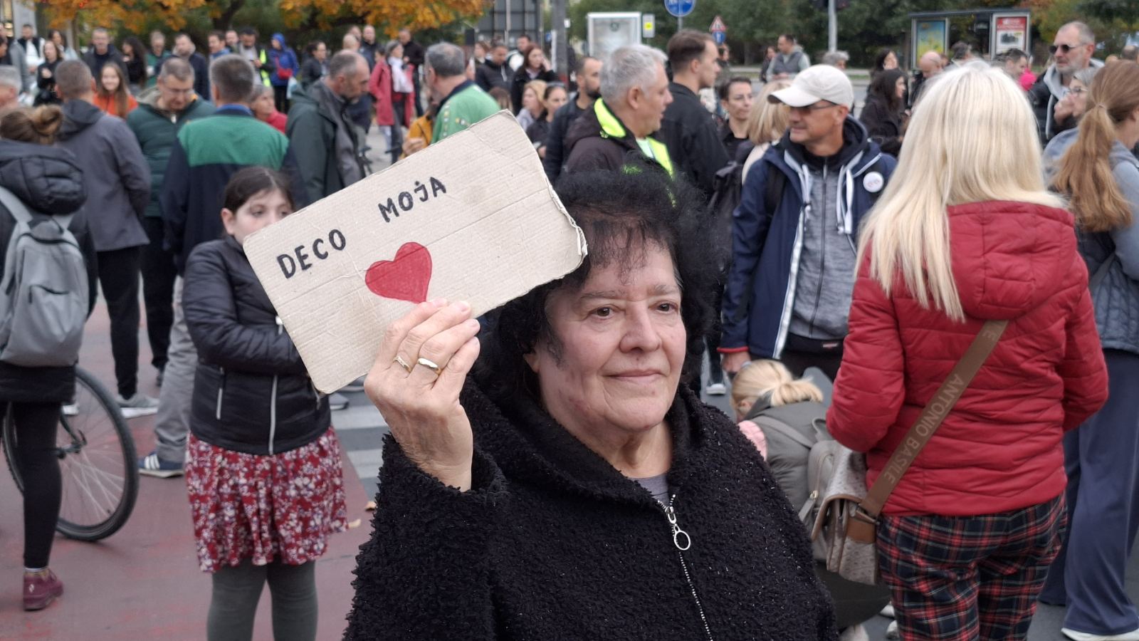 Novi Sad: Okupljeni u "Maršu slobode" pešačili do železničke stanice, gde je protest završen uz 16 minuta tišine (FOTO/VIDEO) 3