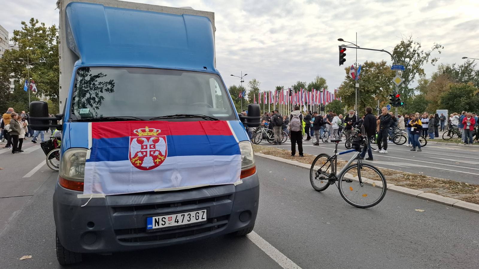 Novi Sad: Okupljeni u "Maršu slobode" pešačili do železničke stanice, gde je protest završen uz 16 minuta tišine (FOTO/VIDEO) 4