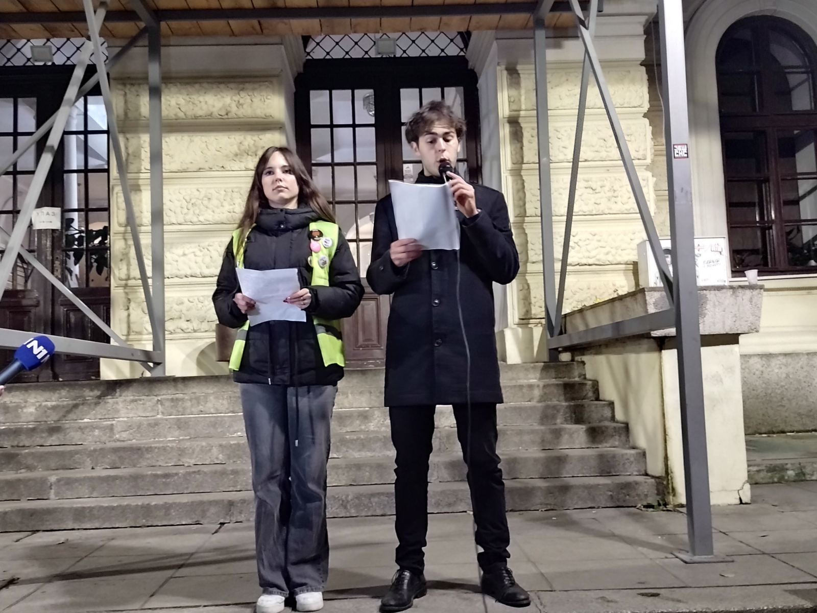 Naša borba se nastavlja: Kragujevački maturanti u susret protestu u Novom Sadu (VIDEO, FOTO) 3 Naša borba se nastavlja: Kragujevački maturanti u susret protestu u Novom Sadu (VIDEO, FOTO) 3